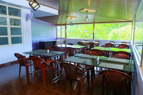 Un restaurante o sitio para comer en Shisiram-Italian Luxury cottage Tabor Hills Resort
