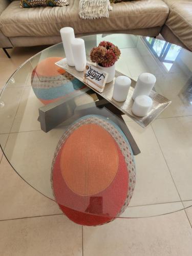 una mesa de cristal en la sala de estar con sofá en Luxurious Modern Villa at Upmarket Golf and Beach Estate en Marina Beach