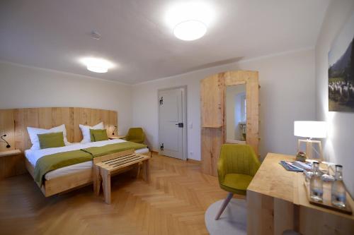 Postel nebo postele na pokoji v ubytování Kloster Frauenberg