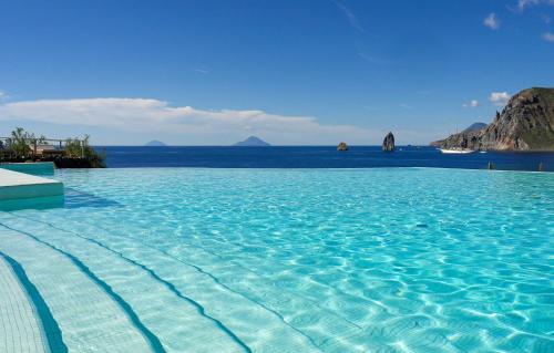 Bassein majutusasutuses Therasia Resort Sea and SPA - The Leading Hotels of the World või selle lähedal