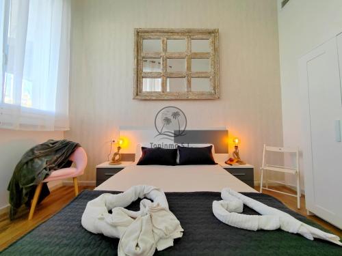 - une chambre avec un lit et des serviettes dans l'établissement Modern and luxury 2 bedroom apartment on Island in the marina harbour Benalmadena, à Benalmádena