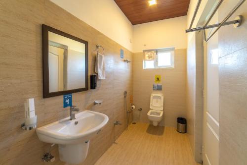 bagno con lavandino e servizi igienici di Zostel Plus Nainital (Naina Range) a Nainital
