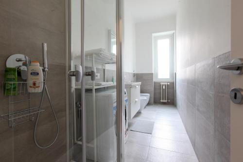W łazience znajduje się prysznic, umywalka i toaleta. w obiekcie LOVELY MILANO - Lovely Porta Romana w Mediolanie