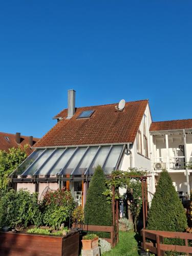 une maison avec un toit et un jardin dans l'établissement Villa Clee Ferienwohnungen, à Cleebronn