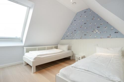 una camera con due letti e un soffitto blu di NEU! Ferienhaus Watt'n Glück Sylt a Westerland