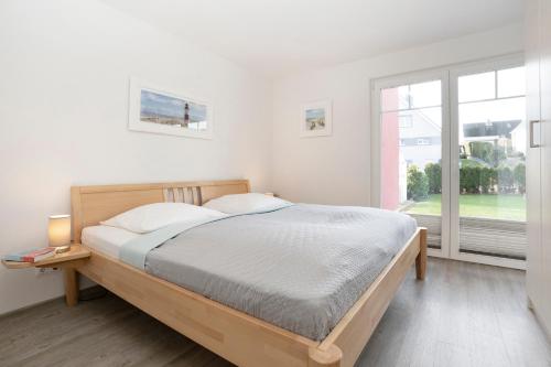 una camera con un grande letto e una finestra di Oldenburger Straße 28 Carpe Diem a Grömitz