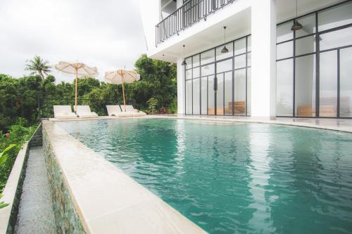 Kolam renang di atau dekat dengan The Hacienda Lovina