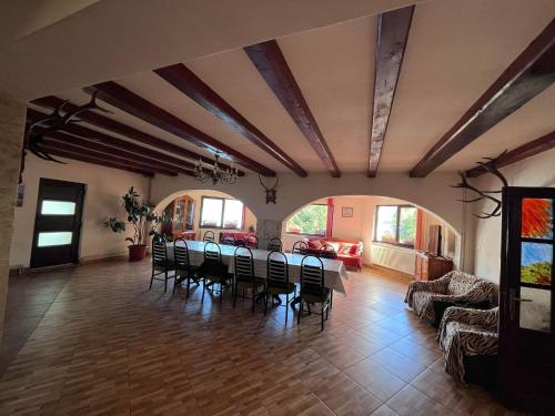 ein großes Esszimmer mit einem Tisch und Stühlen in der Unterkunft Casa Iris Colibita in Colibiţa