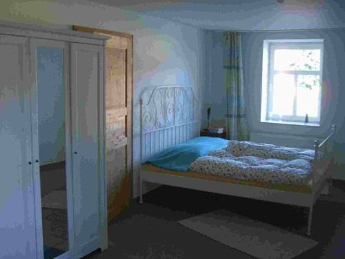 - une chambre avec un lit et une fenêtre dans l'établissement Ferienwohnung Henning am Schwielochsee, à Friedland