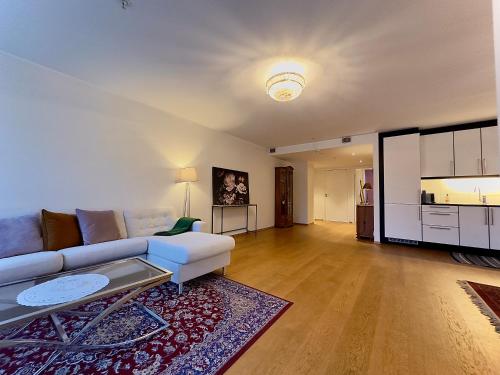 un soggiorno con divano e tavolo di Cityfjord apartment in Bergen centrum a Bergen