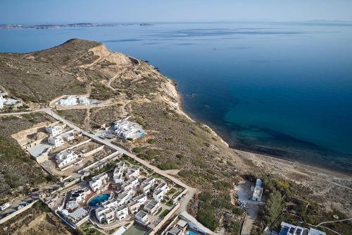 una vista aérea de una isla en el agua en Naxos Magic Village en Stelida