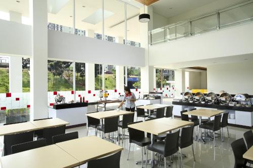 Restoran atau tempat makan lain di Amaris Hotel Bekasi Barat