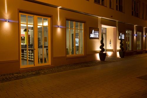 a building with windows at night with lights at Weingut Schreieck VINOTEL & GUTSHAUS in Sankt Martin