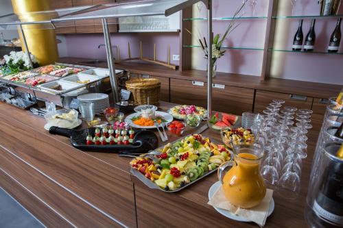 a buffet line with food on a table at Weingut Schreieck VINOTEL & GUTSHAUS in Sankt Martin