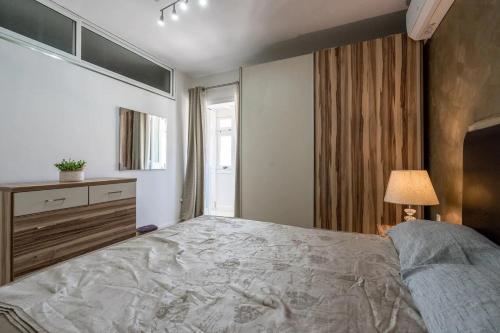 Postel nebo postele na pokoji v ubytování Modern apt Kalkara seafront!
