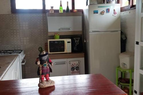 una pequeña estatuilla en una mesa en una cocina en casa en balneario Buenos Aires, en Balneario Buenos Aires