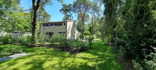 a house in the middle of a yard at Bosfluiter in Halle