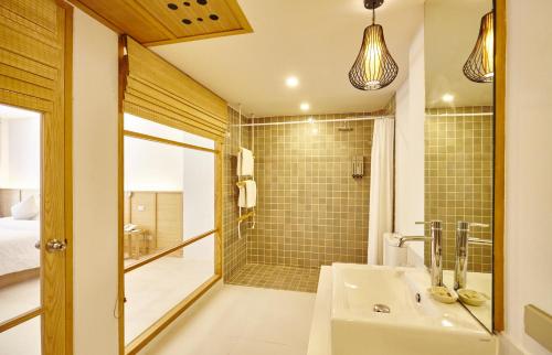Koupelna v ubytování Paradise Beach Resort, Koh Samui - SHA Extra Plus