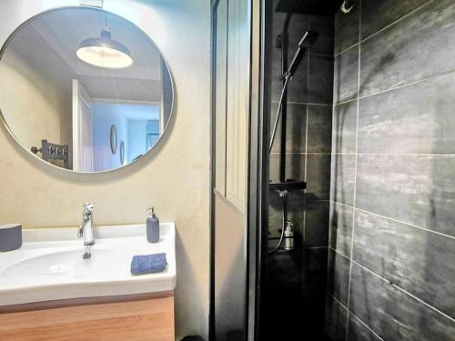 een badkamer met een wastafel en een douche met een spiegel bij Chez Serge - Petit Matabiau - 2/4 pers - Pkg/Centre in Toulouse