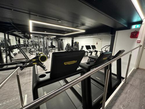 un gimnasio con varias cintas de correr y máquinas cardiovasculares en Stryn House - Hotel & Apartments, en Stryn