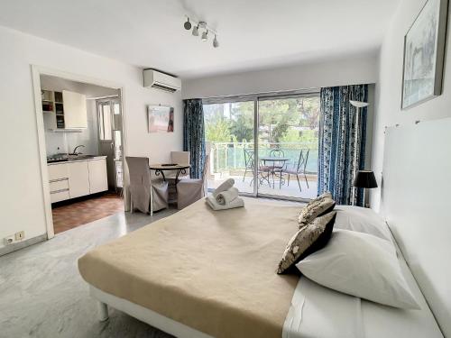 a large bedroom with a large bed and a kitchen at Appartements de Standing Cannes Centre in Cannes