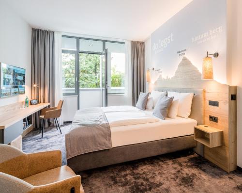 ein Hotelzimmer mit einem Bett und einem Schreibtisch in der Unterkunft Best Western Hotel Arabellapark Muenchen in München