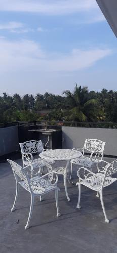 - un ensemble de chaises et d'une table sur une terrasse dans l'établissement Southern villa, à Wadduwa