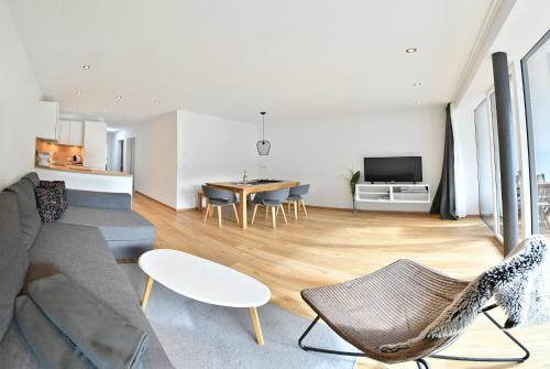 un soggiorno con un divano e un tavolo di Veranda Appartement Wohlfühl a Gries im Sellrain