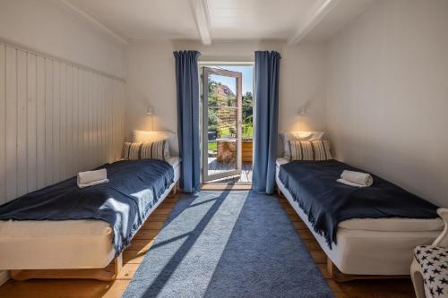 2 camas en una habitación con ventana en Norsminde Kro Anneks, en Odder