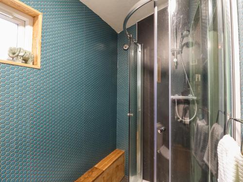 een badkamer met een douche en een glazen deur bij Backstage in Pitlochry