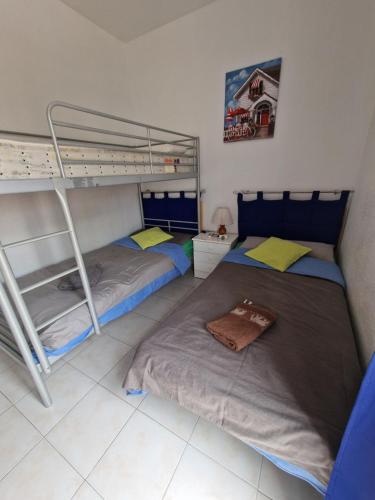 a bedroom with two bunk beds in a room at Casa Alegría in Playas de Orihuela