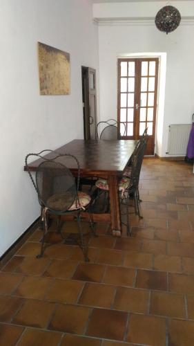 - une table et des chaises en bois dans l'établissement Maison au coeur d'Argelès, à Argelès-Gazost