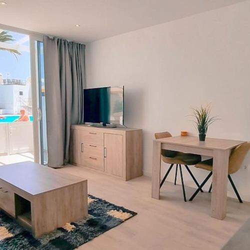 Puerto Del Carmen AirConditioned 2bed poolside apt