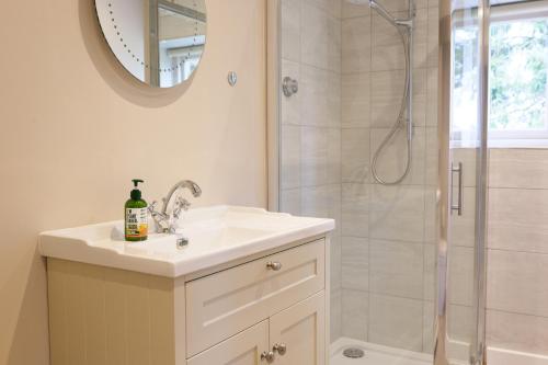 bagno con lavandino e doccia di The Olive Apartment - Greentrees Estate a Haywards Heath