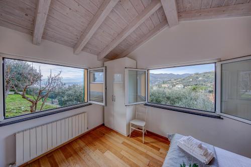 Casa Paradiso في كامولي: غرفة معيشة مع نوافذ كبيرة وأريكة