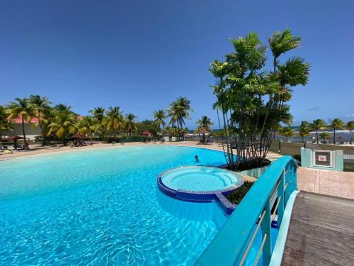 Bazén v ubytování TROPIC Appartements PREMIUM village vacances vue mer Guadeloupe St Anne nebo v jeho okolí