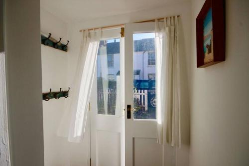 een witte deur met een raam in een kamer bij Rumbosun in Kingsdown
