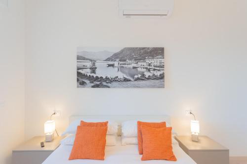 Una cama o camas en una habitación de White Lake View Apartment by Rent All Como