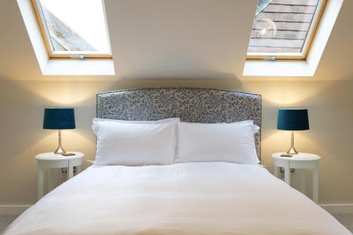 1 dormitorio con 1 cama y 2 ventanas en The Willow Apartment - Greentrees Estate, en Haywards Heath