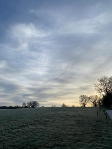 un campo con árboles y un cielo nublado en The Willow Apartment - Greentrees Estate, en Haywards Heath