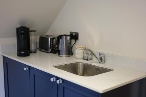 encimera de cocina con fregadero y cafetera en The Willow Apartment - Greentrees Estate, en Haywards Heath