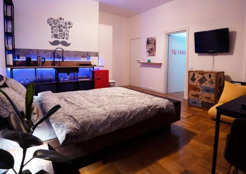 una camera da letto con un letto e una televisione di MAERA Suites Central a Bucarest