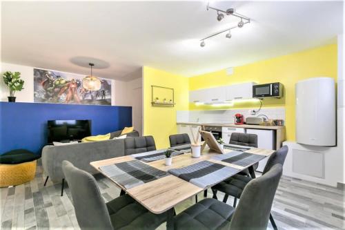 een keuken en eetkamer met een tafel en stoelen bij Appart Disney T3 Sweet place in Montévrain
