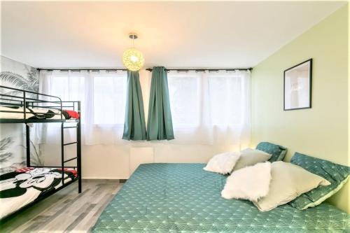 Postel nebo postele na pokoji v ubytování Appart Disney T2 Chic