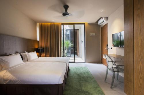 關丹的住宿－斯萊馬酒店，酒店客房配有两张床和一张书桌