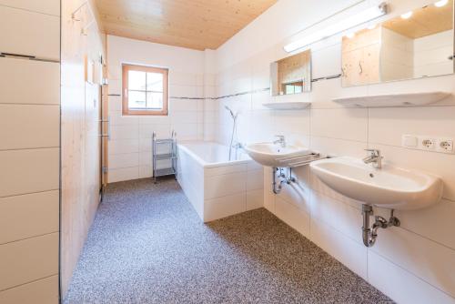 y baño con 2 lavabos y bañera. en Almliesl SCHO-568 en Schönberg