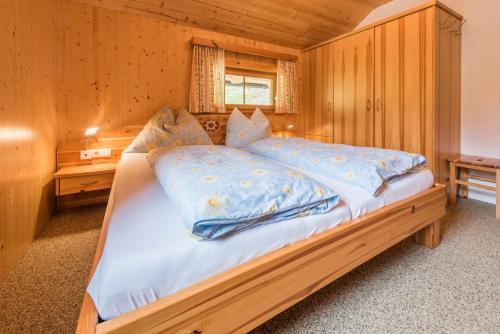1 dormitorio con 1 cama en una cabaña de madera en Almliesl SCHO-568 en Schönberg
