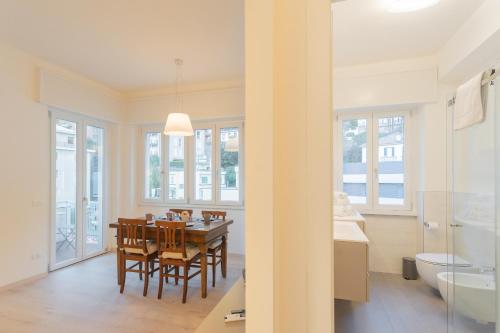 Un baño de White Lake View Apartment by Rent All Como