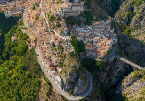 una vista aérea de un pueblo en una montaña en Casetta nel Borgo Pianello con vista panoramica, en Muro Lucano