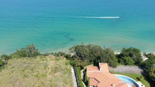 una vista aérea de una casa y del océano en Sunny House, en Byala